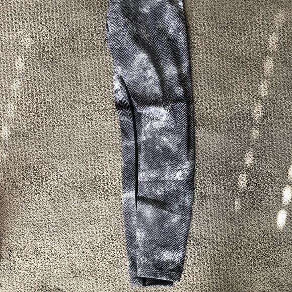 Lululemon Wunder Under Leggings - Picture 2 of 3